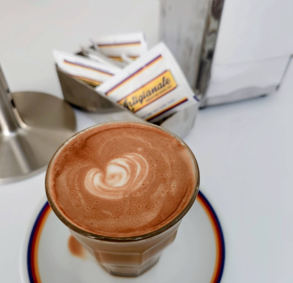 Kaffe i glas med latteart på Bar Etton