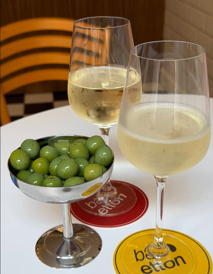 Två glas vitt vin och gröna oliver på Bar Etton